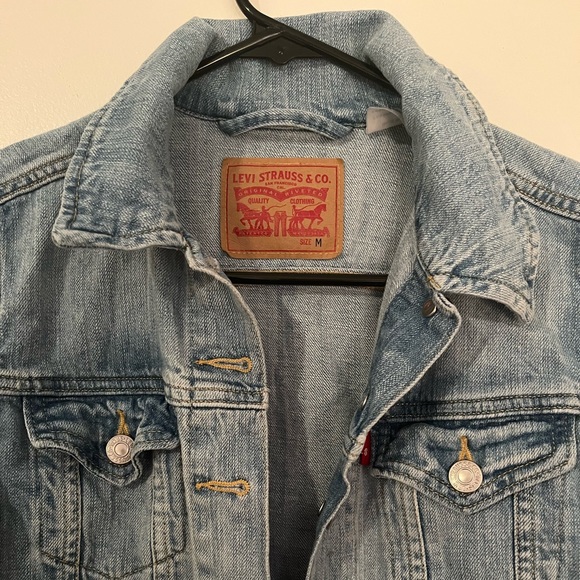 Levi’s Light Wash Jean Jacket - Picture 3 of 5
